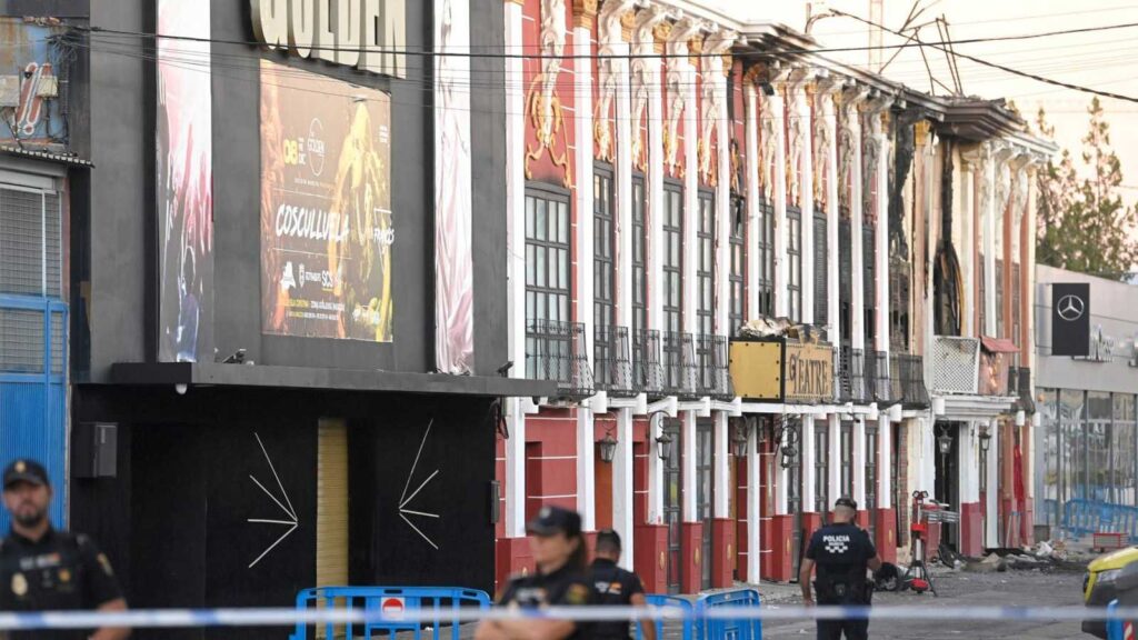 Agentes de policía vigilan en el exterior de las discotecas de Murcia donde se produjo el incendio.